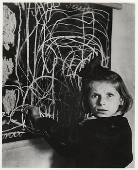 Illustration for article titled A esta niña que vivió el horror durante años le dijeron que dibujara su hogar. Esta fue su respuesta